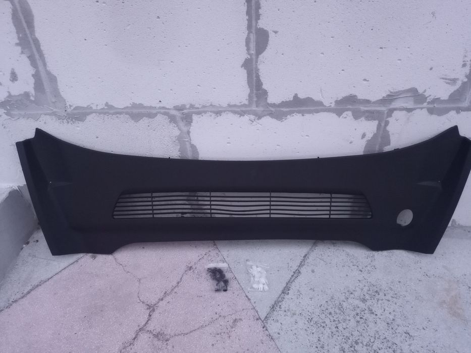 Панел под поредното стъкло tesla model Y