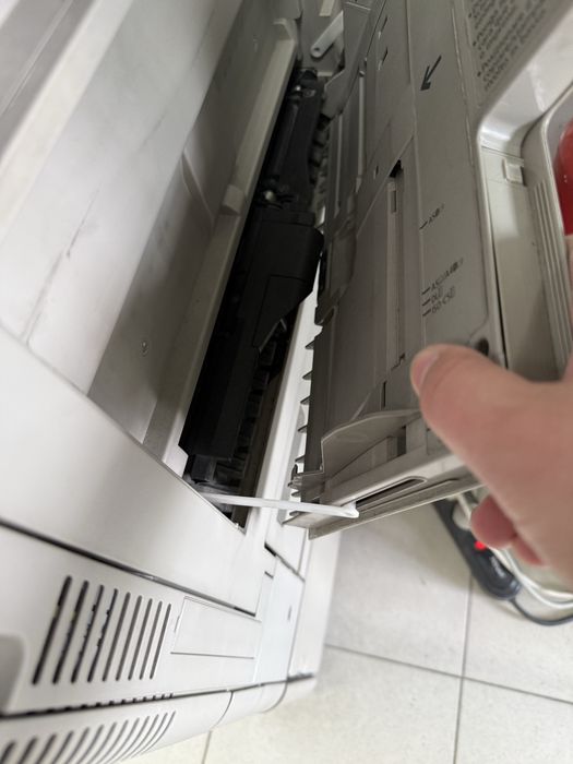 Продавам цветна копирна машина Canon C3320i