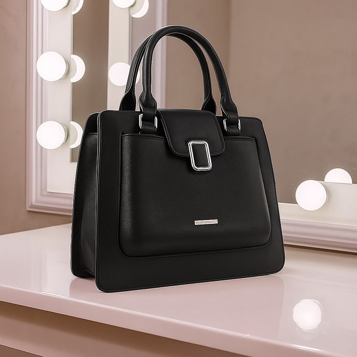 Дамска стилна чанта с метален акцент