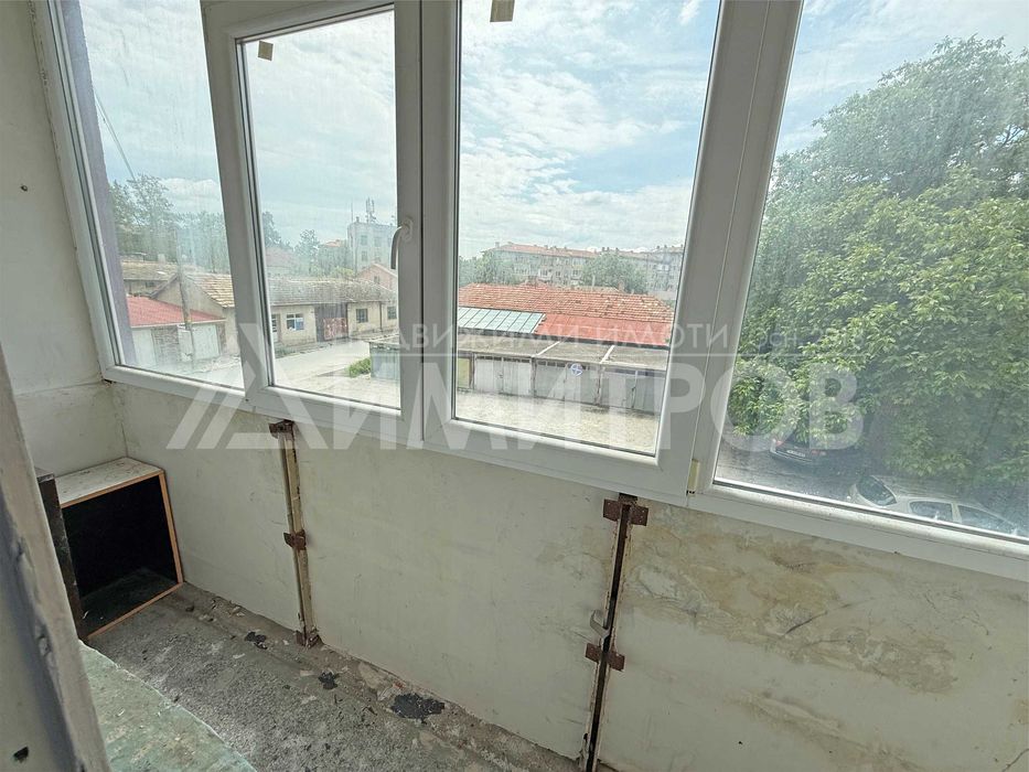 Продава гарсониера 40 м2. в центъра на гр. Нови пазар, САНИРАН жилищен блок. Нисък етаж.