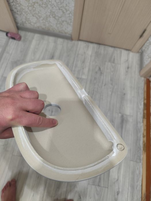 Крышка на бочок унитаза