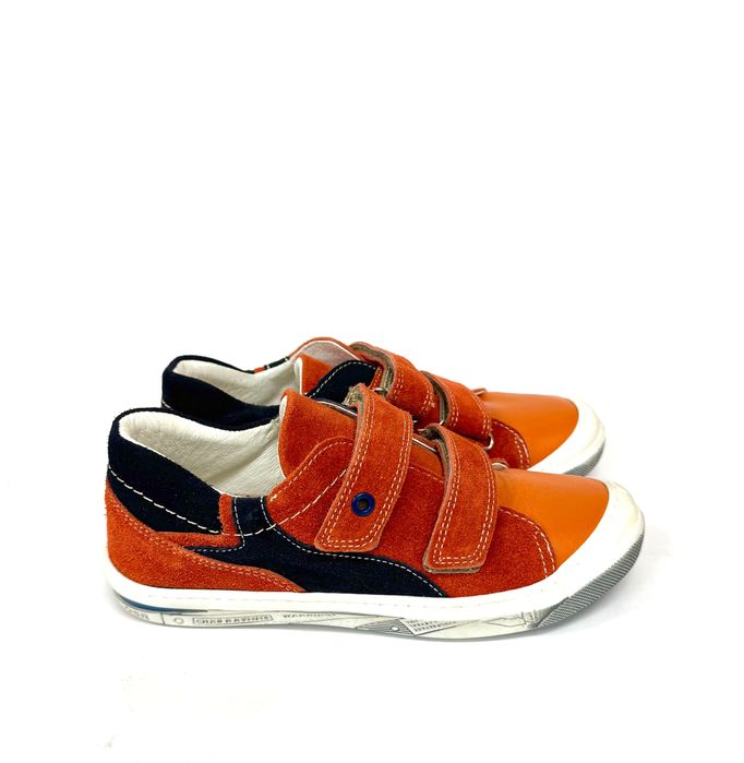 Детски обувки, сандали, боти и пантофи на разпродажба от магазин.