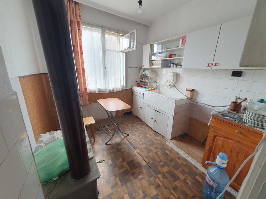 2-ри ет.от къща,тухла на плоча, 90 кв.м.,гараж,центр.част