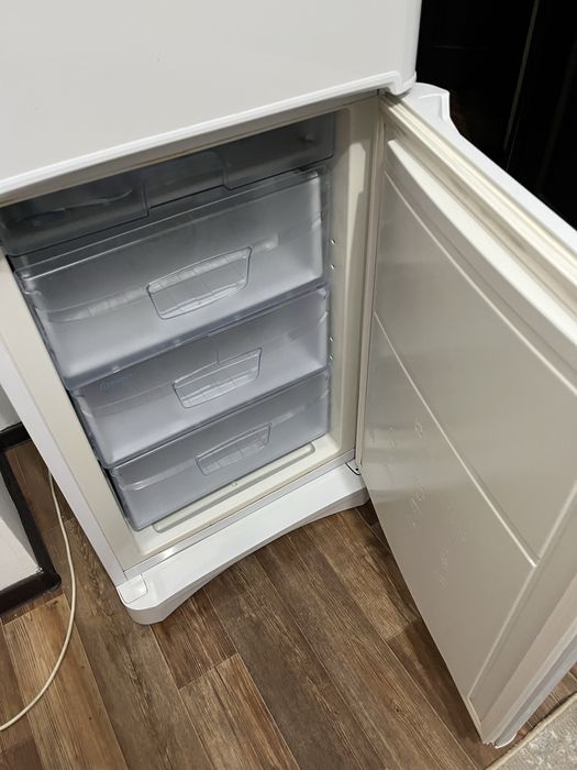Продам холодильник Indesit