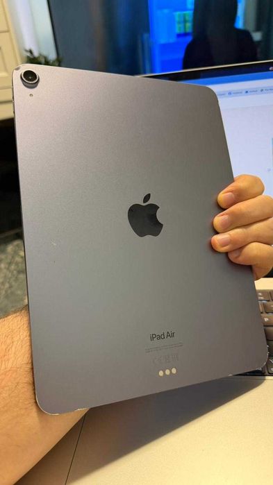 iPad Air gen 5, ecran spart, buton power lovit