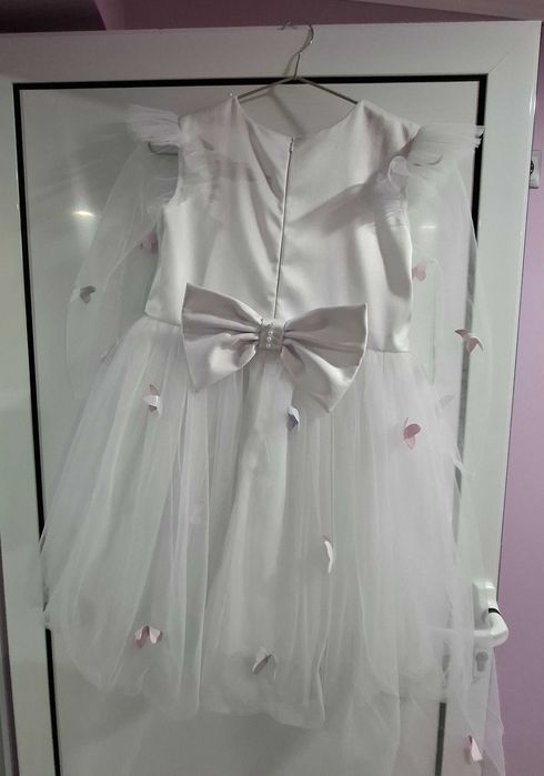 Официална рокля за момиче м/у 9 и 12 години размери има в снимките!