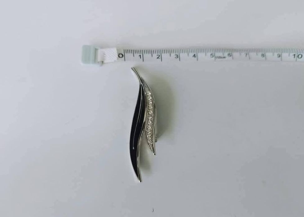 Veche brose in forma de frunza cu email negru si pietre albe