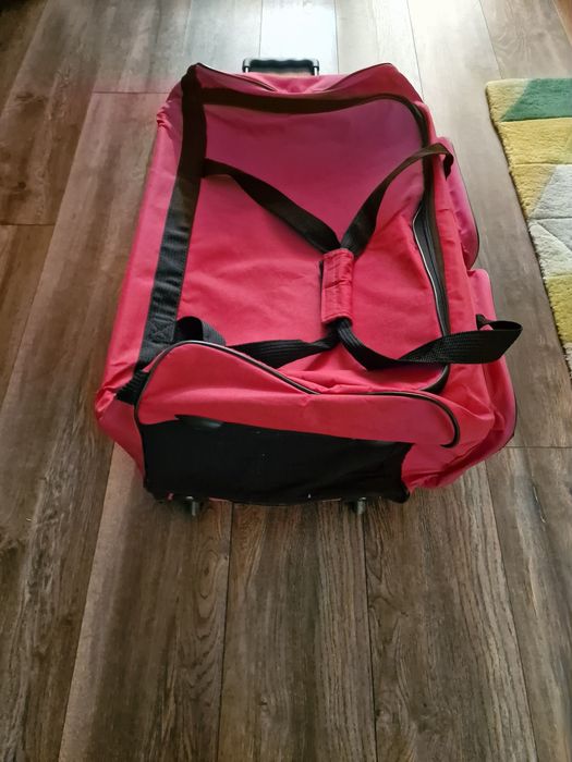 Голям сак с колеца и твърда дръжка