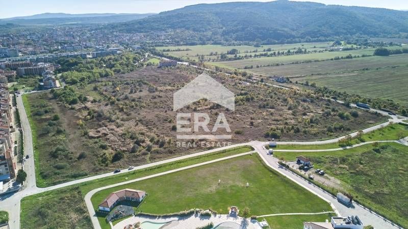 Инвестиционен имот за курортно строителство на 50 м от плажа в гр. Обз