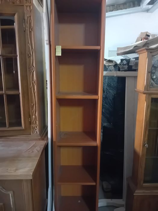 Vând  vitrine  și piese de mobilier