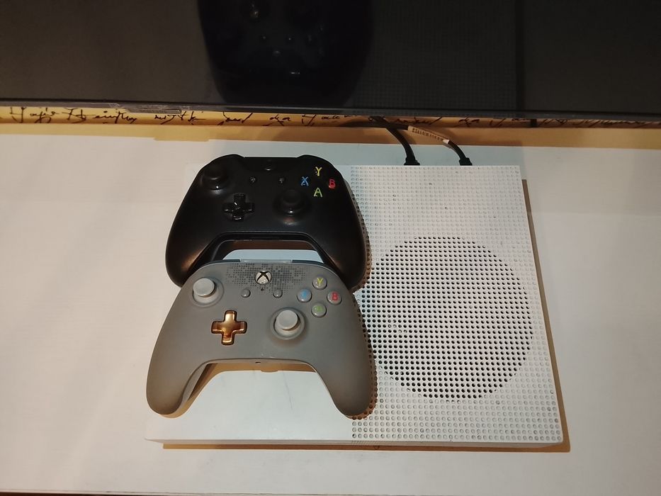 Xbox One S 1 Tb 2 manete