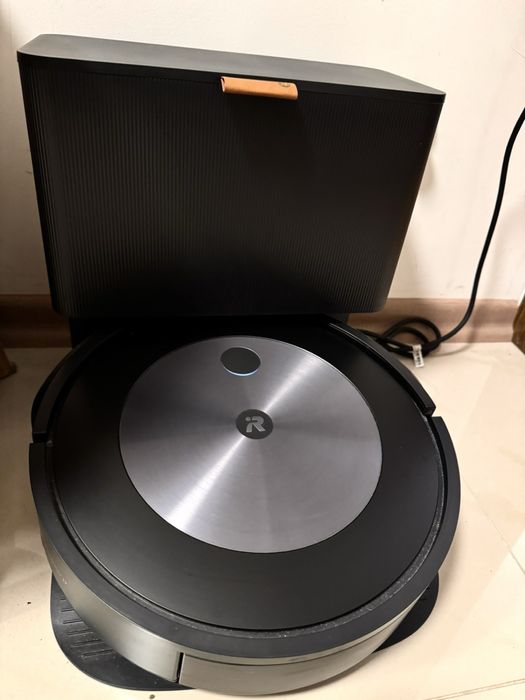 Прахосмукачка робот iRobot Roomba j7+ с база за самопочистване