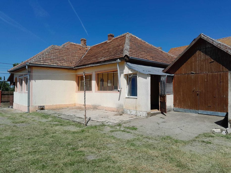 Vând casă în Mădăras  cu suprafață de 186mp, împreună cu teren și anexe.Telefon: 0744956082