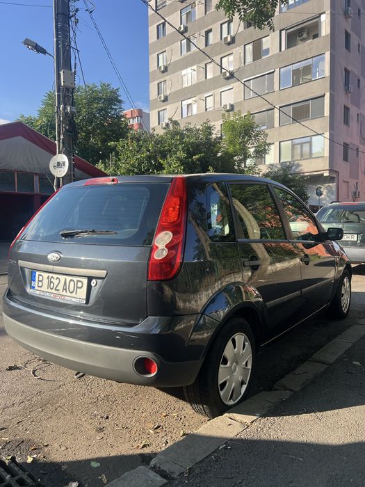 Ford Fiesta cu 2 randuri de roti