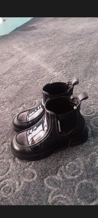 Oyoq kiyimi sotiladi holati yangi