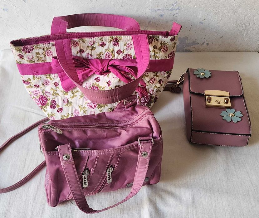 Сумочки маленькие, все по 30 000 сум