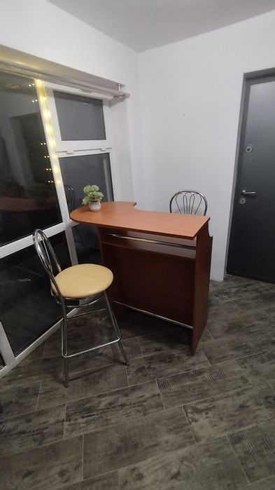 Masa  bar solida , puțin folosită