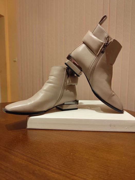 Елегантни дамски боти