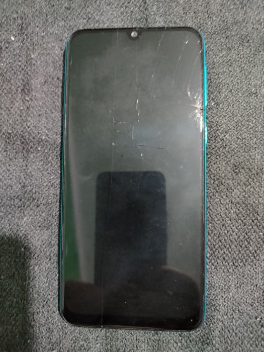 Samsung Galaxy M21 cu display-ul spart sau defect. Placa este buna