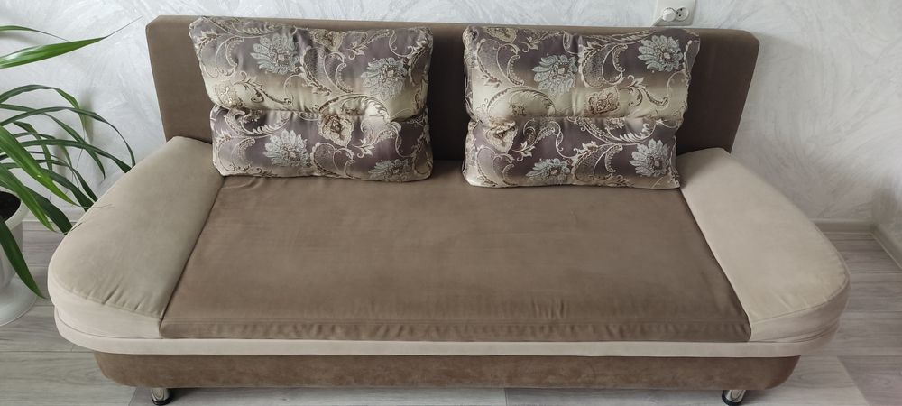 Продам диван в хорошем состоянии.