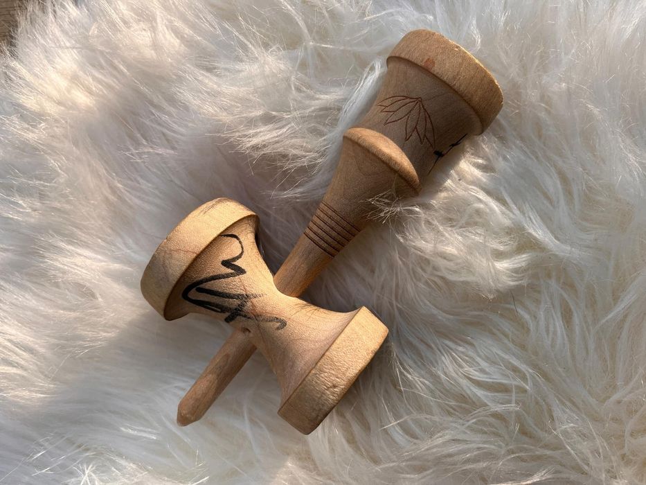 Kendama ken element maple (nu miguel su lab)semnat de:blondu,baiatul cool, xremus,Ivan,adi hacman. Kendama este in stare perfect fiind aproape noua