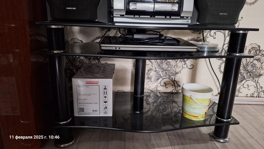 Стекляный столик под телевизор