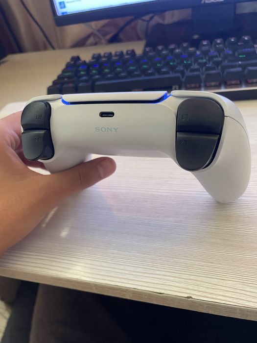 Продам оригинальный джостик от Playstation 5
