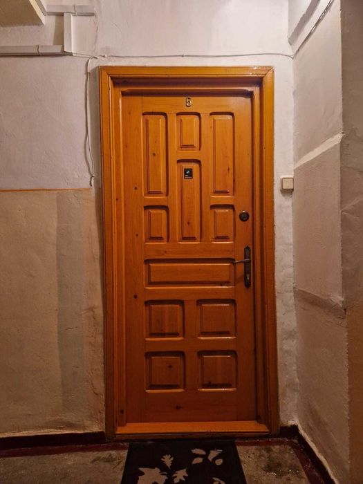 Ușă din lemn , de la intrarea in casa