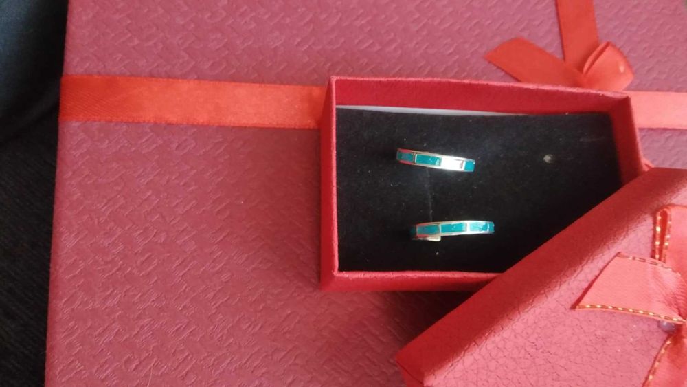 Нови, масивни, сребърни обеци. В кутия за подарък.