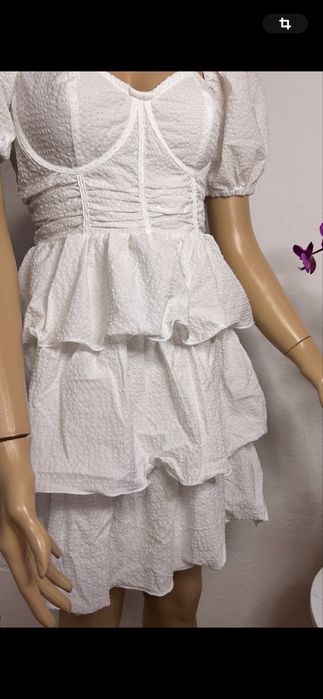 Rochie albă PrettyLittleThing cu etichetă