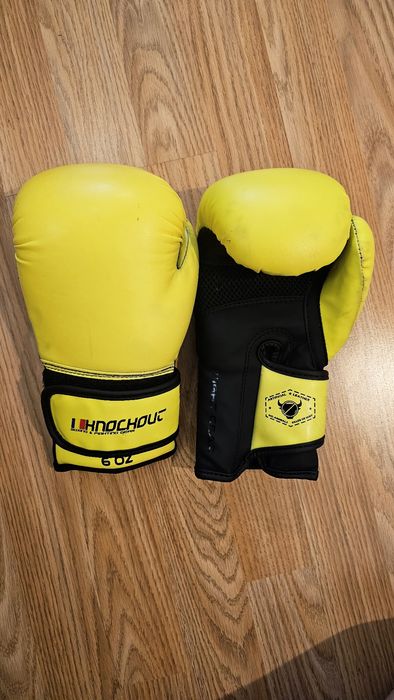 Mănuși de kickbox/box.Negre marimea 8 oz si galbene marimea 6 oz.