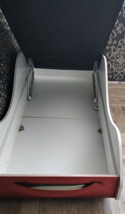 Продам детскую кровать машинка