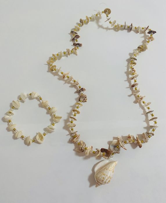 Colier și brățară din scoici.