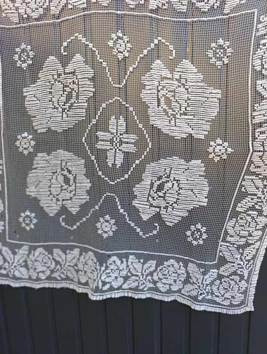 Vând față de masă vintage lucrată manual din fileuri