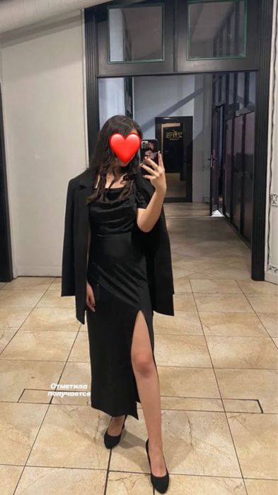 Черное атласное платье