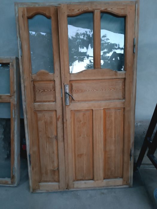 Yog'och eshik derazalar sotiladi