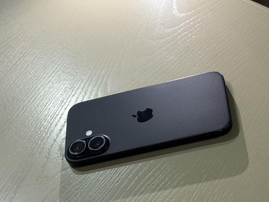 Iphone 16 black.