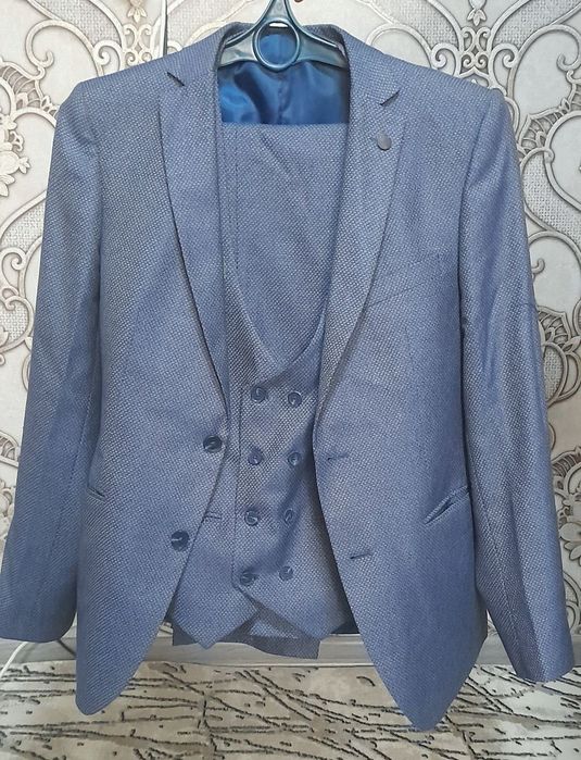 Костюм , пиджак ва галстуклар бор