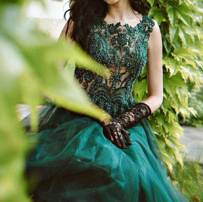 Бална рокля ,зелена, прекрасно деколте