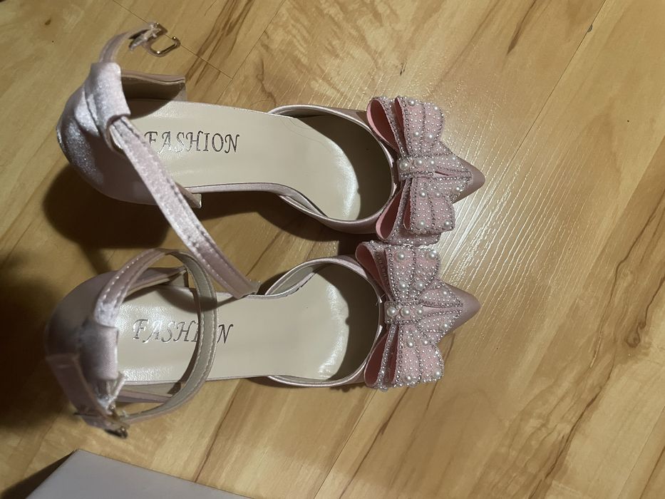 Продавам бална рокля