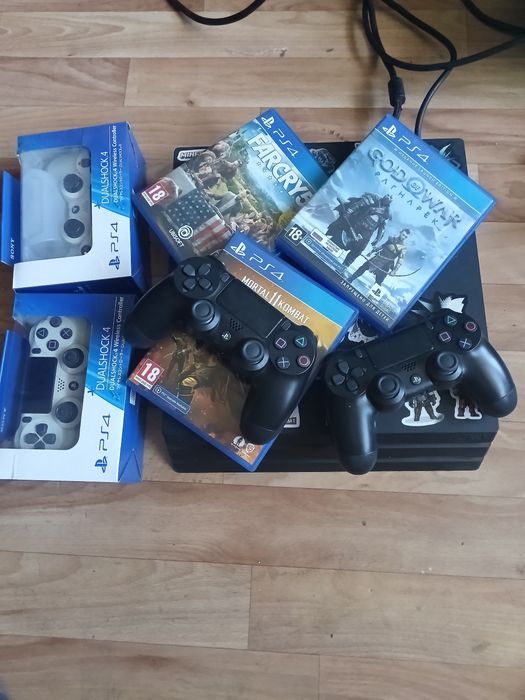 PS4 Pro 1TB (в пользовании 2 года) | 4 геймпада | 6 игр