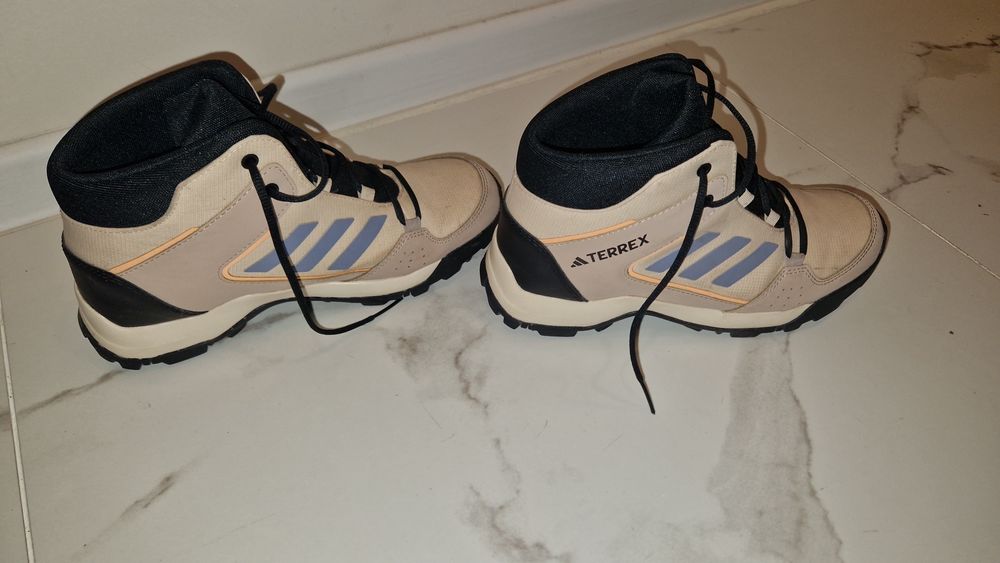 Спортни обувки adidas БЕЖОВ