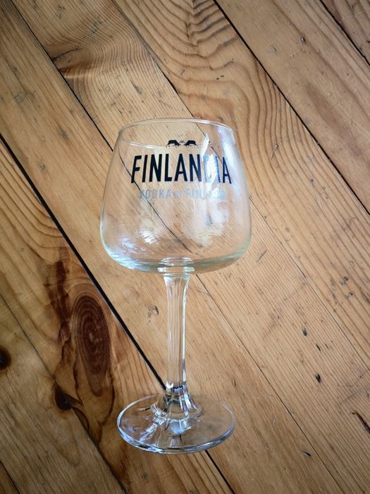 Продавам кана за коктейли+чаша FINLANDIA