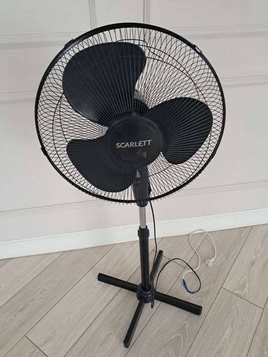 Напольный вентилятор Scarlett.