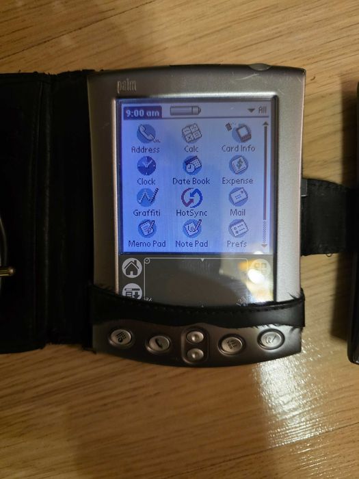 2 броя Palm джобни компютри.