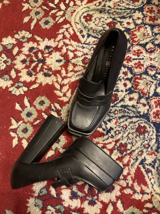 Обувки на висока платформа 39