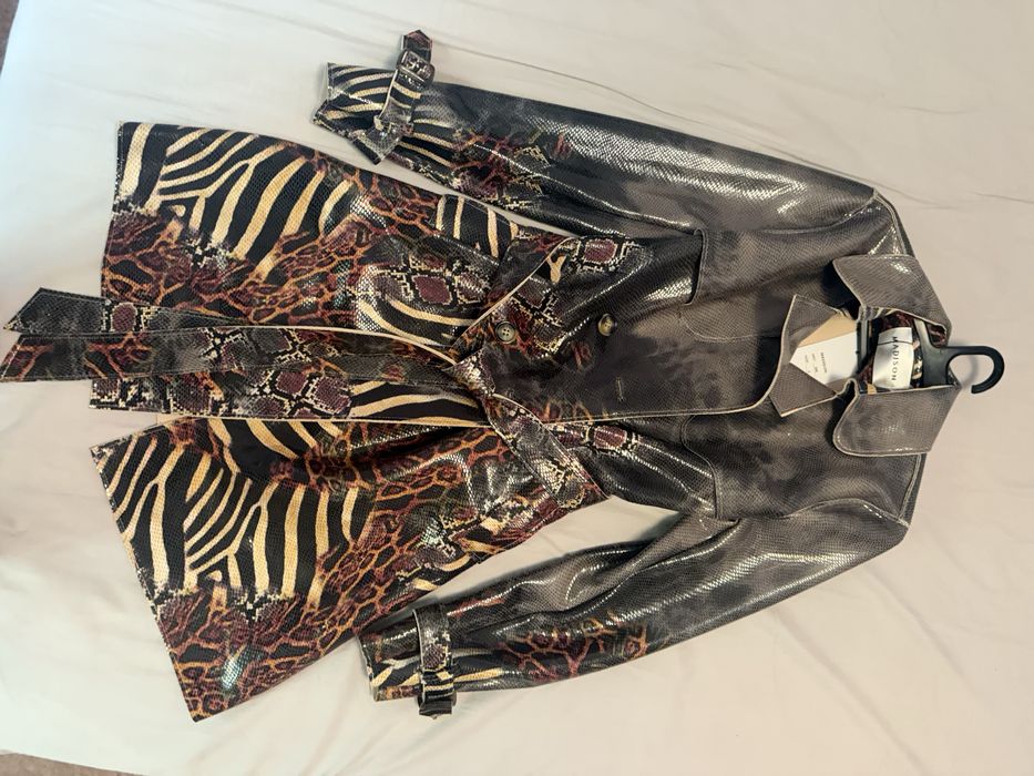 Манто с двуредово закопчаване , яка , колан. Ново