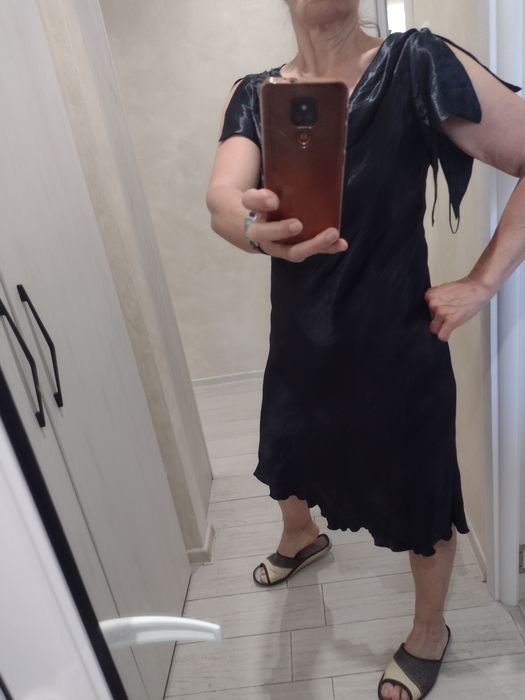 Сатенена черна испанска рокля чисто нова.