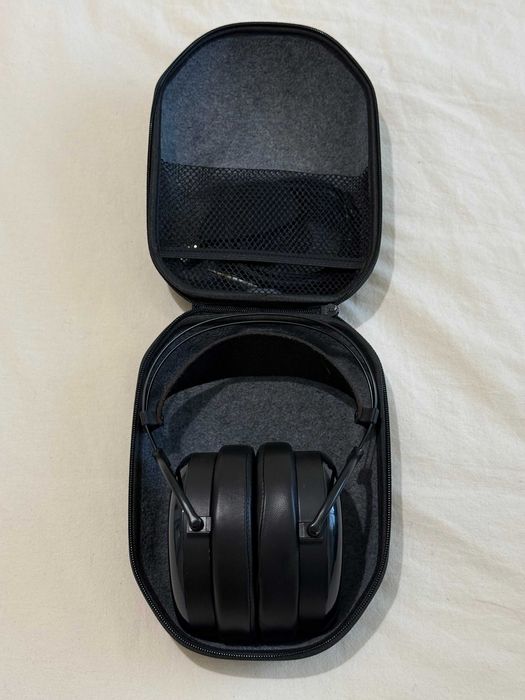 Продавам планарни слушалки MrSpeakers AEON Closed - пълен комплект, отлично състояние