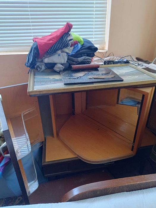 Дървен шкаф с въртящи врати